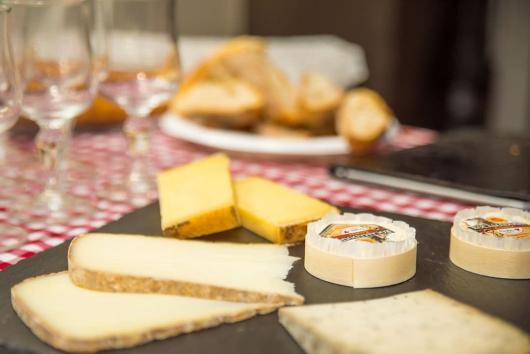 La visite originale à pied du quartier du Marais avec dégustation de vin et de fromage