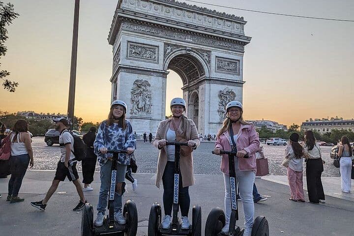 Visite nocturne des incontournables en Segway en petit groupe