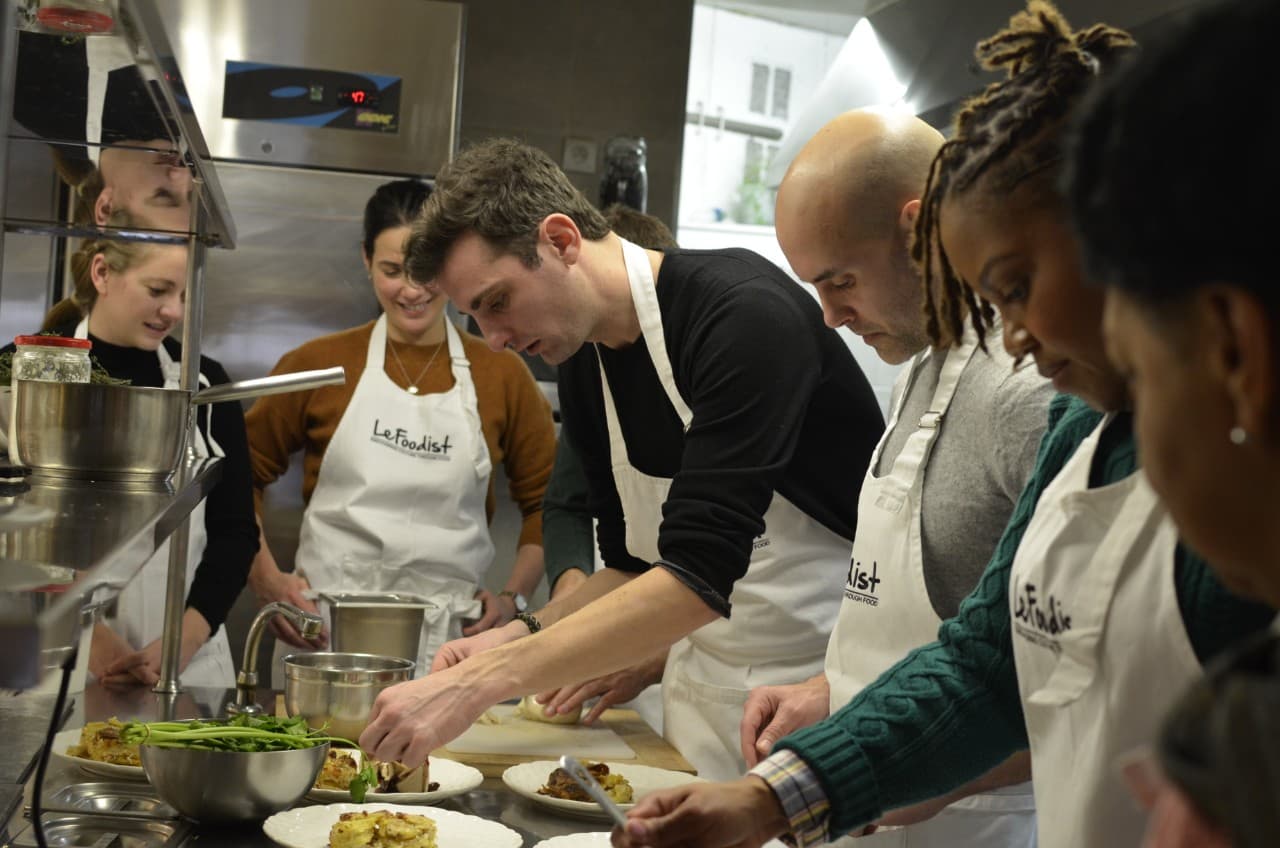 Cours de cuisine à Paris et déjeuner avec vin, avec option visite du marché