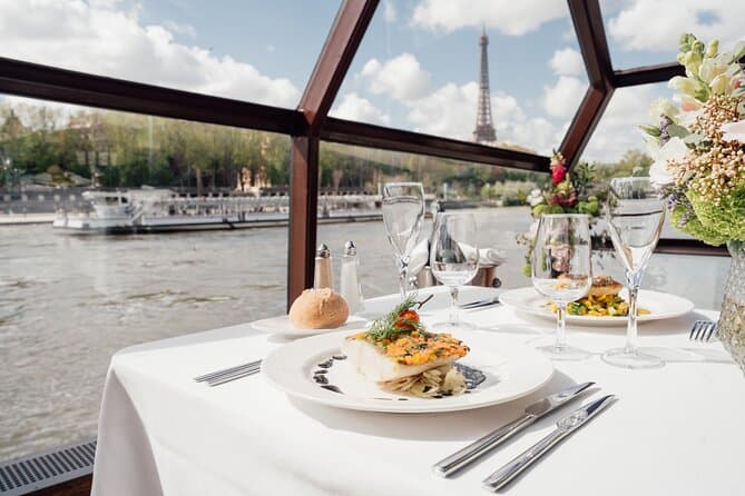 Dîner-croisière sur la Seine à Paris avec musique live